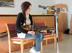 Andréa Lysén spelar nyckelharpa på VHF:s årsmöte 1915 - klicka f�r att f�rstora