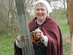 Lena Rensmo vid sin vävstol. Vikingamarknaden Högan 2015 - klicka f�r att f�rstora