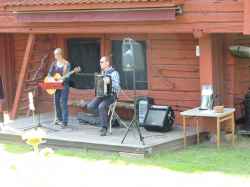 Duon Cajsa och P.O från Hallsberg underhöll med sång, gitarr och dragspel på 