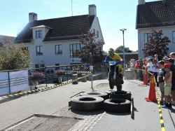 Kilsbergens MC k�r enduro p� torget i Fjugesta vid �rets Augusti-muller - klicka f�r att f�rstora