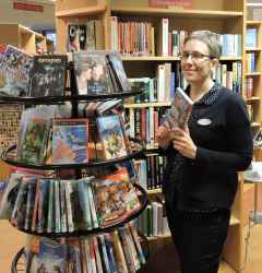 F�rste bibliotekarie Lotta Bergsten vid Lekebergs kommunbibliotek. - klicka f�r att f�rstora
