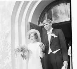 Lennart Erikssons och Carin Reinestams br�llop 1968 i Knista kyrka - klicka f�r att f�rstora