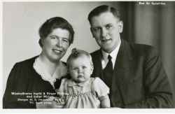 Familjen Fintling p ett vykort sannolikt frn 1930-talet. Missionrspar med uppgift i Sydafrika. - klicka fr att frstora