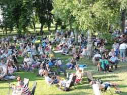 Årets Torpkonferens hade  enl uppgift  mer än 10000 besökare. De som inte fick plats i gudstjänstladan lyssnade i parken utanför. - klicka f�r att f�rstora