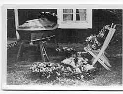 En  enkel jordfästningsakt efter KJ Lantz i Lanna 1933

 - klicka f�r att f�rstora