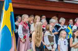 Bild av k�ren som sj�ng p� Nationaldagsfirandet 2017 - klicka f�r att f�rstora