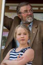 Hembygdsf�reningens ordf�rande S�ren Klingn�us och Tilda Wallbom som vunnit 2:dra pris i  skolornas teckningst�vling. - klicka f�r att f�rstora