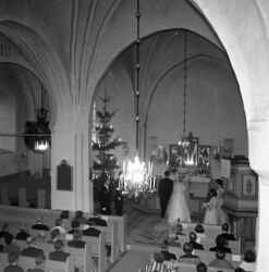 Tage och Ann-Marie Nilsson fr�n Fjugesta inf�r pr�sten vid altaret under deras br�llop i Edsberg kyrka - klicka f�r att f�rstora