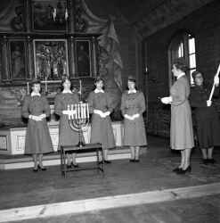 Sex kvinnor i uniform i koret i Kvistbro kyrka under invigning av lottor  - klicka f�r att f�rstora
