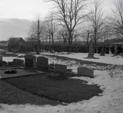 Kistan förs till graven under Thord Nilssons begravning i Edsberg kyrka - klicka f�r att f�rstora