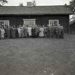 �tertr�ff med konfirmander utanf�r Kvistbro f�rsamlingsg�rd - klicka f�r att f�rstora