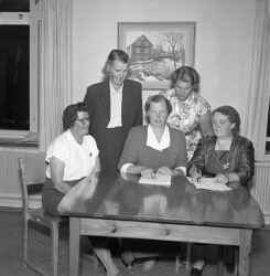 Fem kvinnor i samband med att Bondef�rbundets avdelning i Edsberg firar sitt 25-�rsjubileum och Svenska landsbygdens kvinnof�rbunds (SLKF) avdelning i Edsberg firar sitt 10-�rsjubileum i Edsbergs bygdeg�rd - klicka f�r att f�rstora