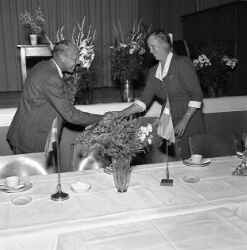 En man skakar hand med en kvinna i samband med att Bondef�rbundets avdelning i Edsberg firar sitt 25-�rsjubileum och Svenska landsbygdens kvinnof�rbunds (SLKF) avdelning i Edsberg firar sitt 10-�rsjubileum i Edsbergs bygdeg�rd - klicka f�r att f�rstora
