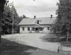 Landslagens skola vid Kvistbro kyrka - klicka f�r att f�rstora