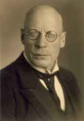 Distriktsveterin�r Joel Ekelund i Fjugesta f�dd den 13 juli 1866 i Finja och d�d den 11 mars 1946. Joel var veterin�rmedecine hedersdoktor och grundade V�stern�rkes hembygdsf�rening - klicka f�r att f�rstora