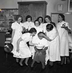 En grupp kvinnor under en sjukvrdskurs fr Rda korset - klicka fr att frstora