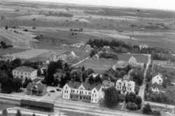 Flygfoto över Fjugesta med järnvägen i förgrunden taget efter 1937 då järnvägen och elektrifierades - klicka f�r att f�rstora