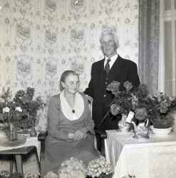 Helmfrid Larsson i Vekhyttan med hustru under hans 70-�rsdag - klicka f�r att f�rstora