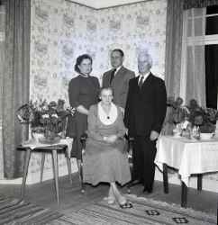 Helmfrid Larsson i Vekhyttan med familj under hans 70-�rsdag - klicka f�r att f�rstora