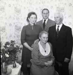 Helmfrid Larsson i Vekhyttan med familj under hans 70-�rsdag - klicka f�r att f�rstora