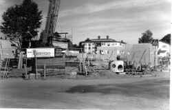 Det nya Torget i Fjugesta v�xer fram p� det gamla sp�romr�det. I bakgrunden syns Oxelg�rden. - klicka f�r att f�rstora