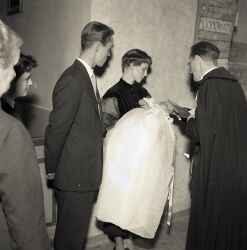 Hans Erik och Inger Rickardsson i Fjugestas barn d�ps i Knista kyrka - klicka f�r att f�rstora