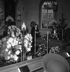 Präst vid kista under Rune Nords begravning i Vintrosa kyrka - klicka f�r att f�rstora