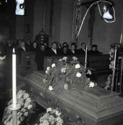 Kistan under Rune Nords begravning i Vintrosa kyrka - klicka f�r att f�rstora