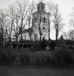 Kistan s�nks i graven under Rune Nords begravning i Vintrosa kyrka - klicka f�r att f�rstora