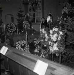 Präst vid kista under Rune Nords begravning i Vintrosa kyrka - klicka f�r att f�rstora