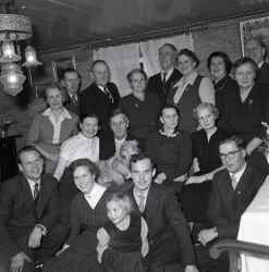 Elsa Sjögrens 60-årsdag. I nedre raden från vänster syns Olle Nilsson, Gun Stenkvist/Gunnarsson, Marianne Olofsson, Per-Erik Nordberg och Lennart Savefalk. I mellanraden från vänster sitter Ingrid Sjögren/Nilsson, en hund, Herman Sjögren, Elsa Sjögren och Gun Sjögren/Savefalk. I övre raden syns Enis Enkvist, Gunnar Sjögren, Gustaf Sjögren, Elisabet Johansson, John Nordberg, Märta Blomqvist, Inga Blomqvist, Olga Sjögren/Nordberg och Bror Blomqvist. - klicka f�r att f�rstora