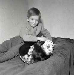 Pojke med hund i samband med prisutdelning i Kvistbro JUF - klicka f�r att f�rstora