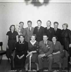 Ett s�llskap med Ann-Marie Solberg och Gunnar Karlsson i mitten av fr�mre raden, i samband med deras br�llop - klicka f�r att f�rstora
