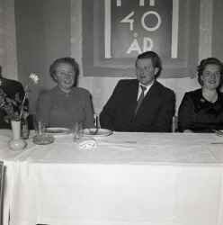 Tv� kvinnor och en man under Fjugesta IFs 40-�rsjulbileum p� Fjugesta hotell. Kvinnan l�ngst till v�nster �r troligast M�rta Blad. - klicka f�r att f�rstora