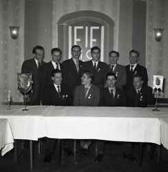 Tio m�n med medaljer under Fjugesta IFs 40-�rsjulbileum p� Fjugesta hotell - klicka f�r att f�rstora