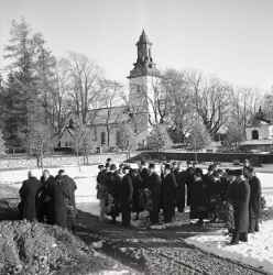 Deltagare vid graven vid fru Eva Perssons begravning - klicka f�r att f�rstora