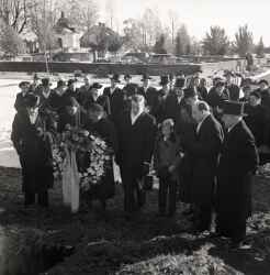 Deltagare vid graven vid fru Eva Perssons begravning - klicka f�r att f�rstora
