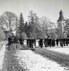 Deltagare vid graven vid fru Eva Perssons begravning - klicka f�r att f�rstora