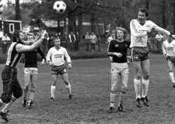 Fotbollsmatch p� Bergavallen mellan Fjugesta IF och ett lag vars namn b�rjar p� K - klicka f�r att f�rstora