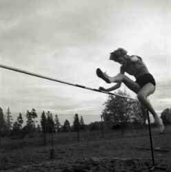 En man hoppar h�jd under en idrottst�vling i Glanshammar som ska ha haft n�got med Uppsala att g�ra - klicka f�r att f�rstora