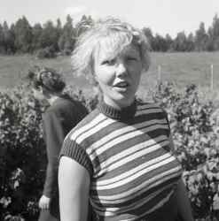Tv� kvinnor i samband med att en grupp tyska ungdomar bes�kte N�rke - klicka f�r att f�rstora