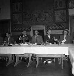 Fyra mn och en kvinna vid ett bord i samband med JUFs riksstmma i stersund - klicka fr att frstora
