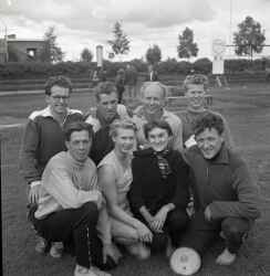 Sex m�n och tv� kvinnor i idrottskl�der i samband med JUFs riksst�mma i �stersund - klicka f�r att f�rstora
