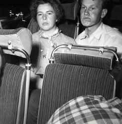 En kvinna och en man i en buss i samband med JUFs riksst�mma i �stersund - klicka f�r att f�rstora