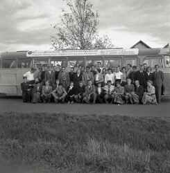 En grupp kvinnor och m�n framf�r en buss fr�n Svensk bussresetj�nst i samband med JUFs riksst�mma i �stersund - klicka f�r att f�rstora