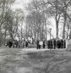 Procession med bland annat musikk�r och pr�ster p� v�g mellan Kvistbro pr�stg�rd och kyrka i samband med �terinvigningen 1955. - klicka f�r att f�rstora