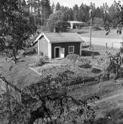 Trantalastugan som då var bebodd av Valdemar Naunfeldt. Lägg märke till montören i trästolpen! - klicka f�r att f�rstora