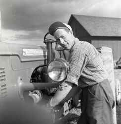 En man vid en traktor under distriktst�vlingar vid Varberga i bland annat pl�jning och k�rning med traktor. - klicka f�r att f�rstora