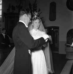 Barbro Folkstam och Carl-Eric Witn gifter sig i Viby kyrka - klicka fr att frstora