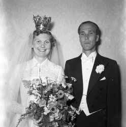 Barbro Folkstam och Carl-Eric Wit�n i Fjugesta hotell efter vigsel i Viby kyrka - klicka f�r att f�rstora
